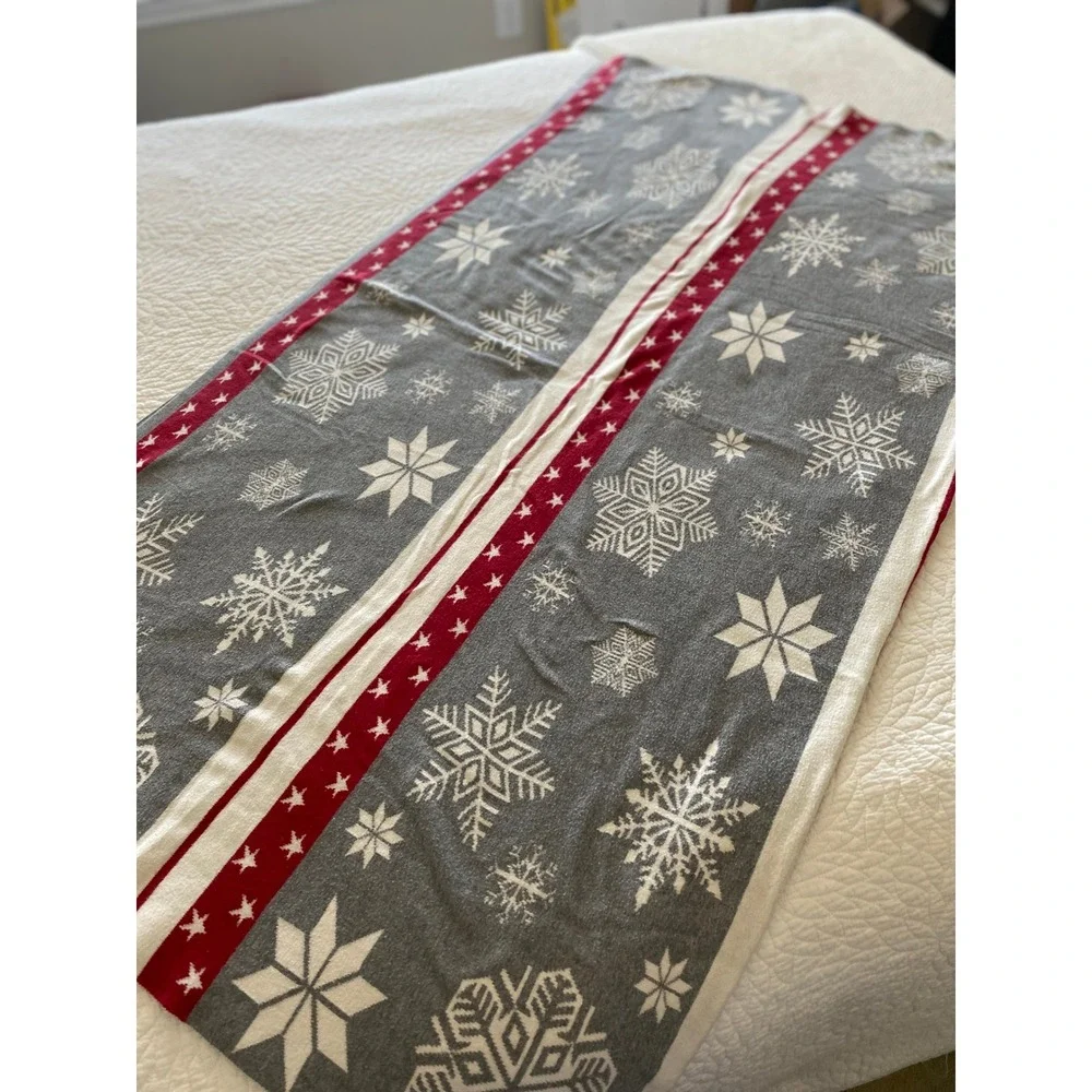 Winter-themed, reversible 100% cotton knit Artisan de Luxe Home throw blanket